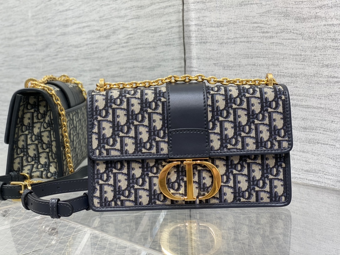 Handbags !  9208 size  25x16.5x8 - vstockx