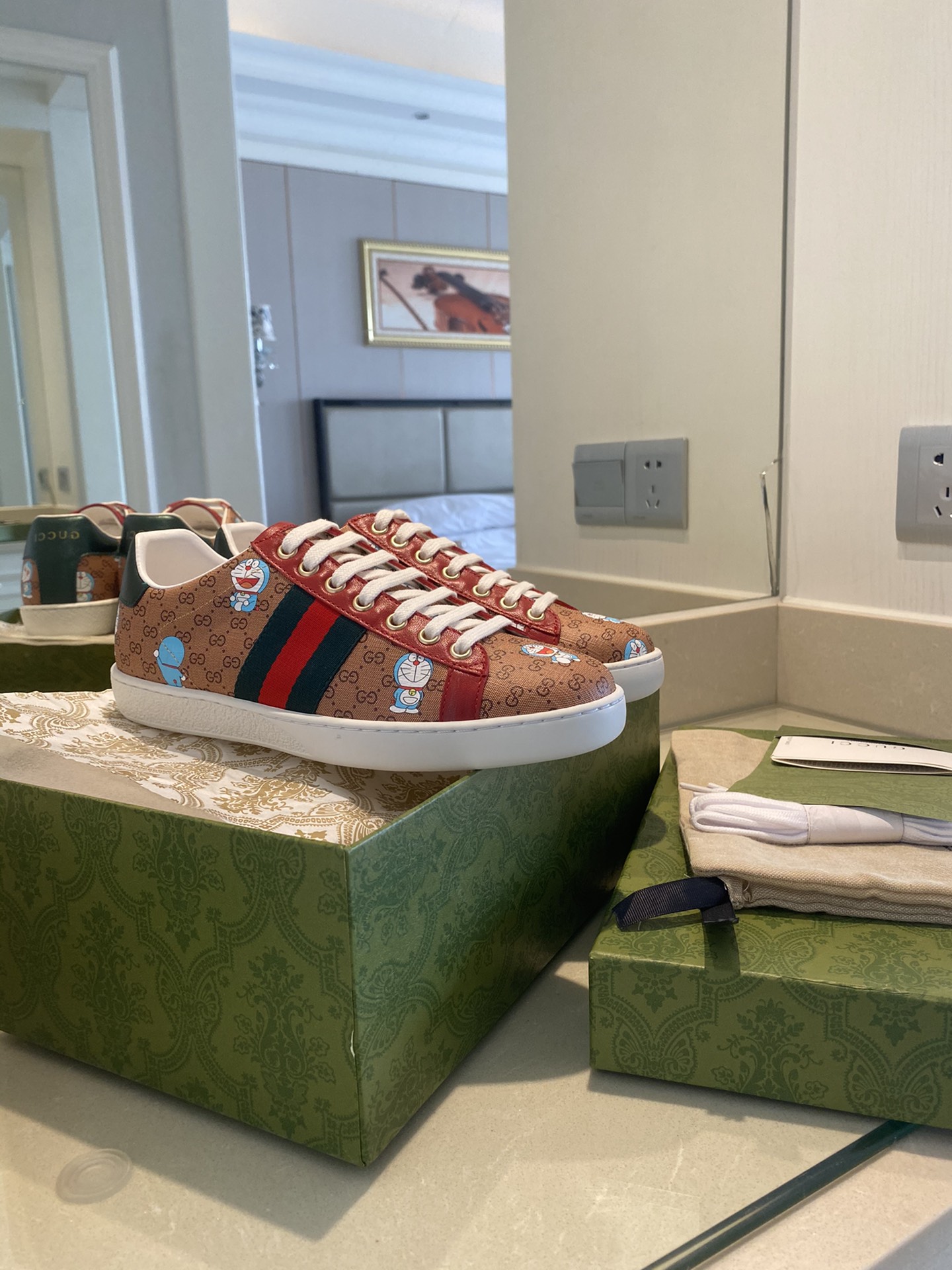 Gucci Women's Ace sneaker with bee sneaker 4 - vstockx