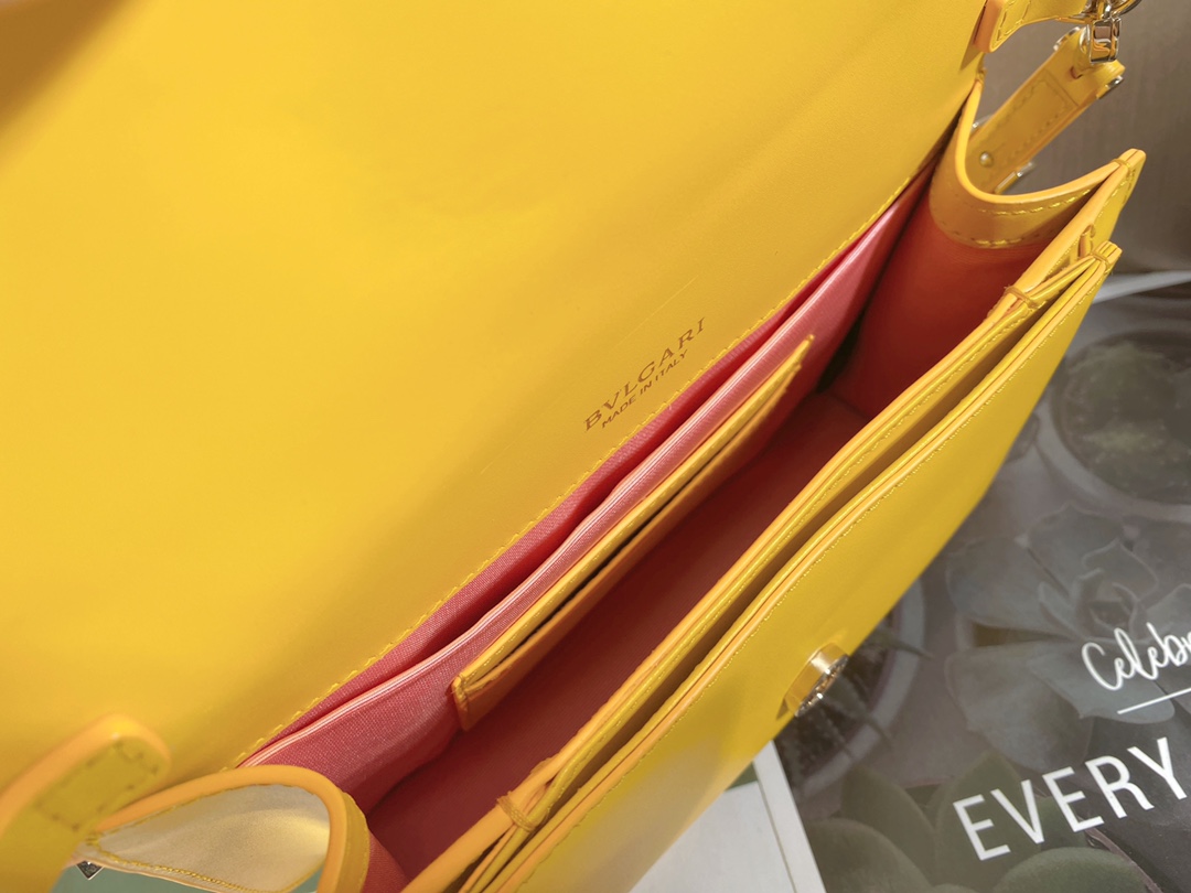 Handbags Bvlgari 292104950 size:22*15*4.5 cm - vstockx