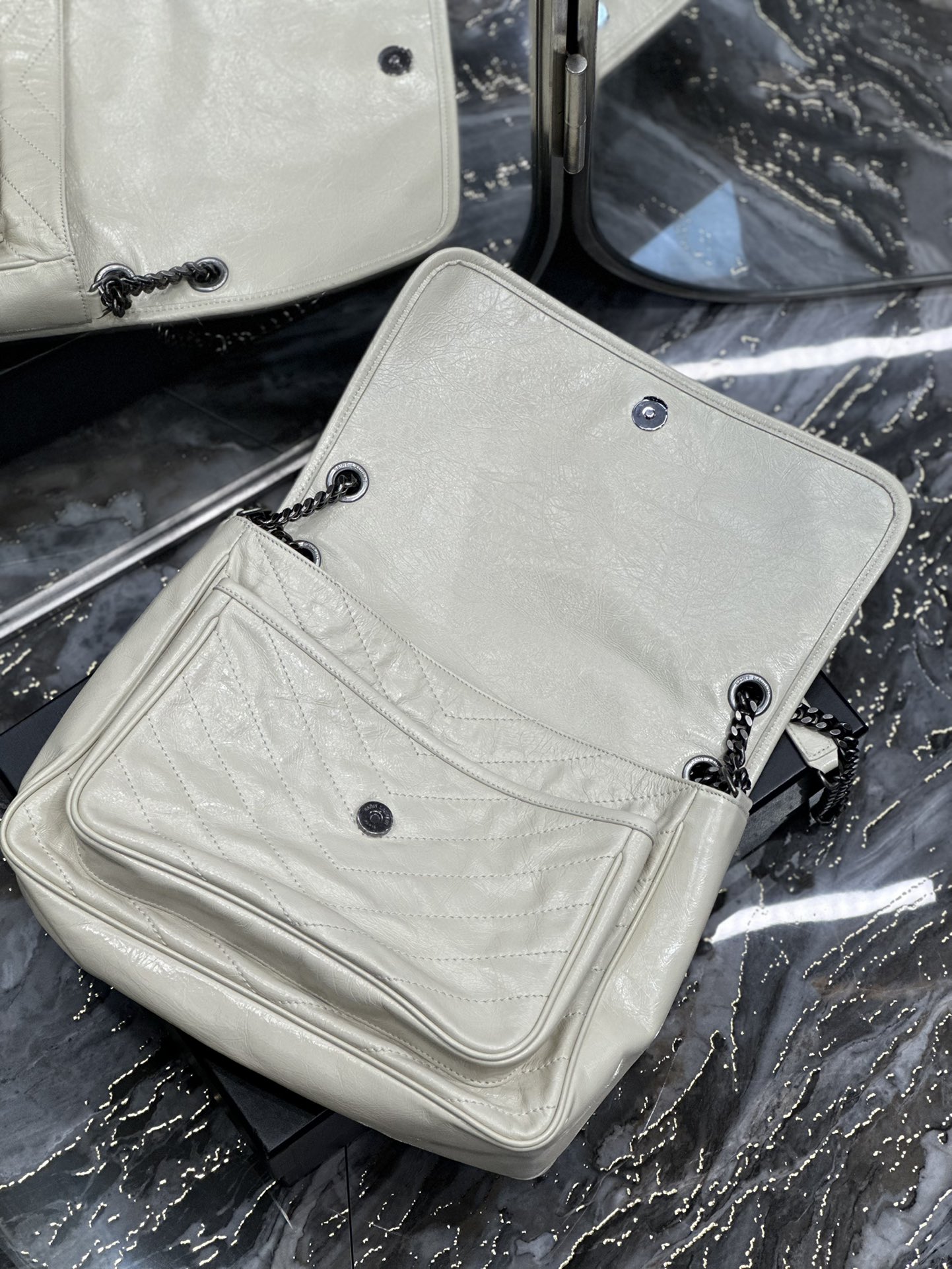 Handbags SAINT LAURENT 498830 size 32x23x9 CM - vstockx