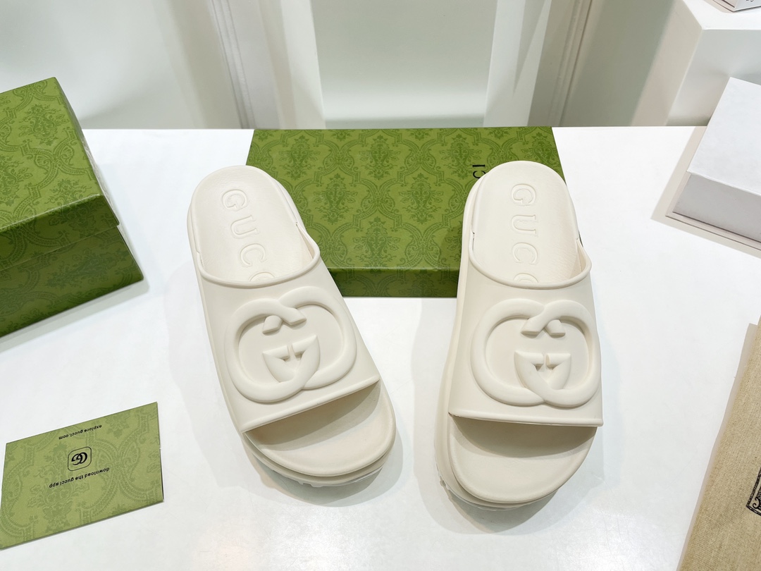 Gucci Women's slide sandal with Interlocking G WOMEN 5 - vstockx