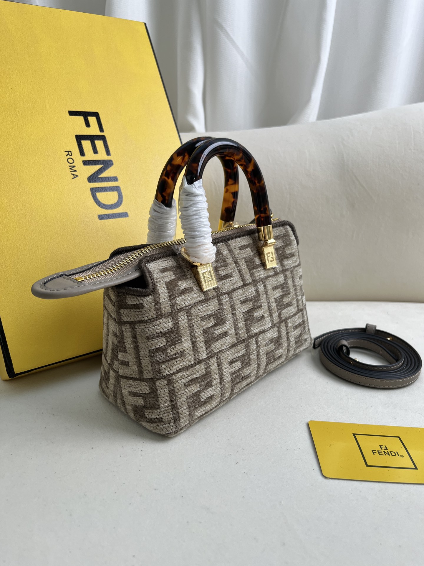 handbags FENDI 228 size:20.5*12*9cm - vstockx