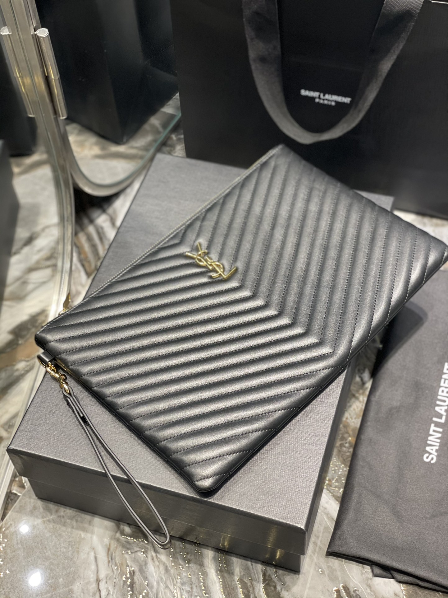 Handbags SAINT LAURENT 440222 size 36x24.5x2.5 cm - vstockx