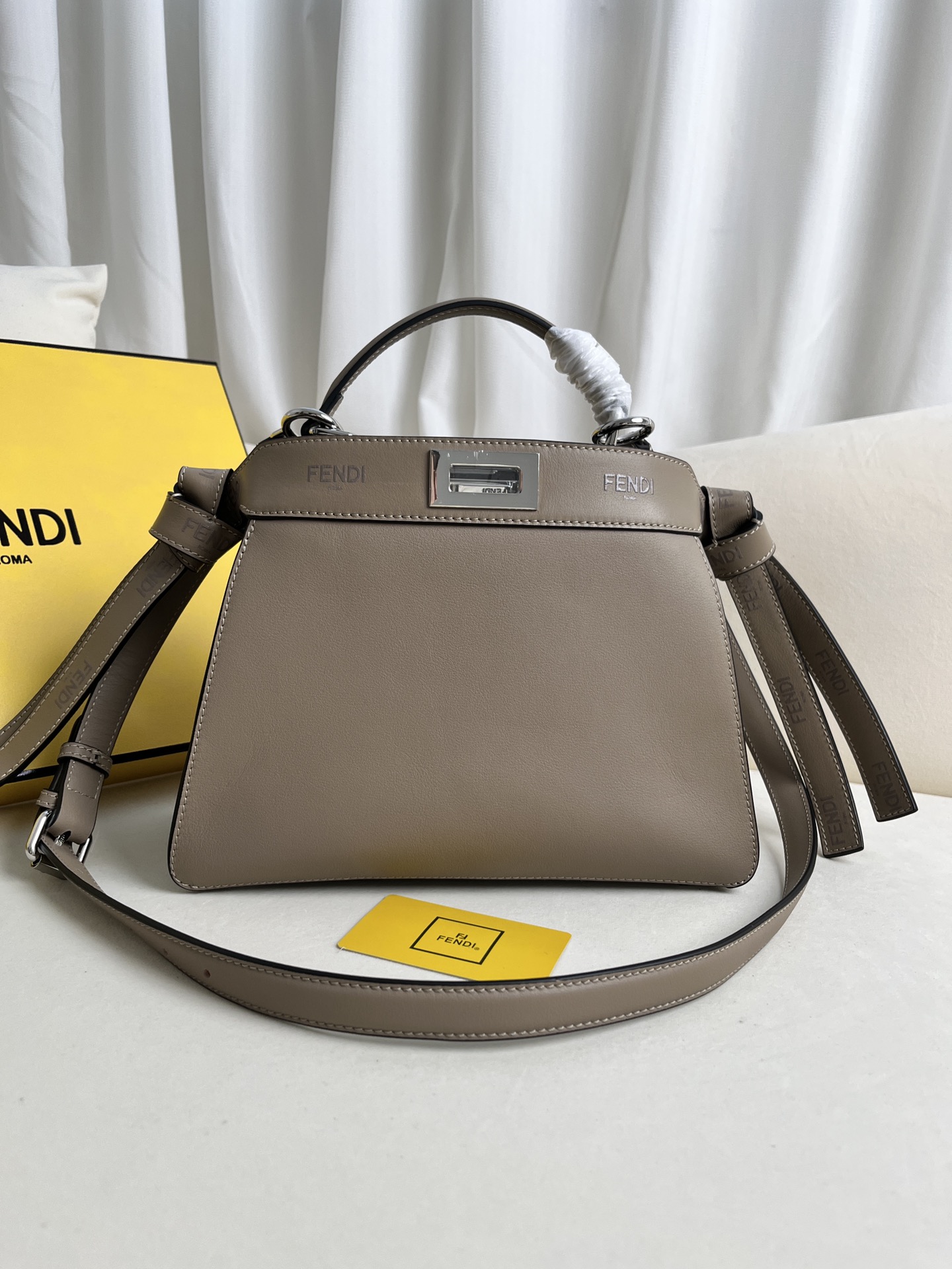 handbags FENDI 210 size:27*11*20cm - vstockx