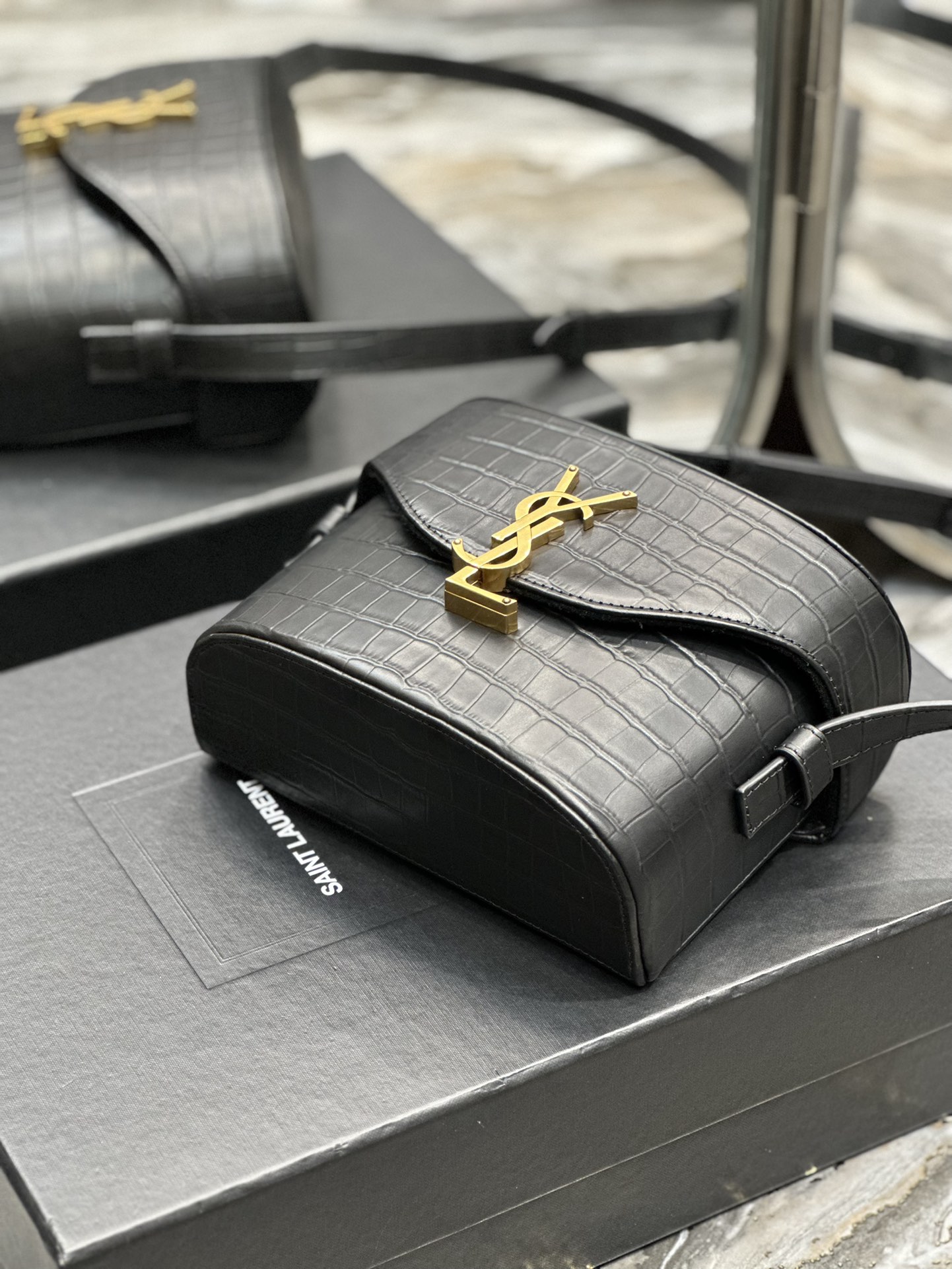 Handbags SAINT LAURENT 710080 size 19  15  8 cm - vstockx