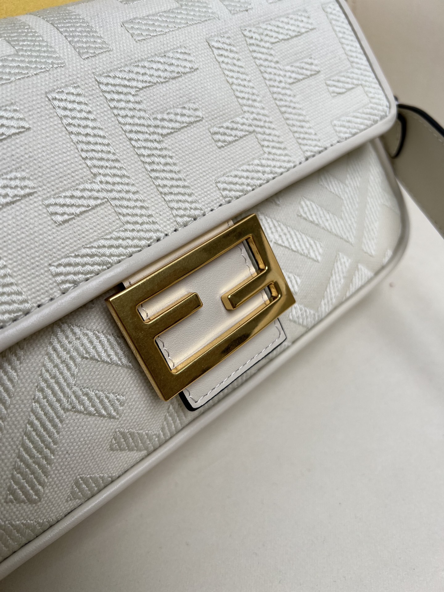 handbags FENDI Baguette size:26*6.5*13.5cm - vstockx