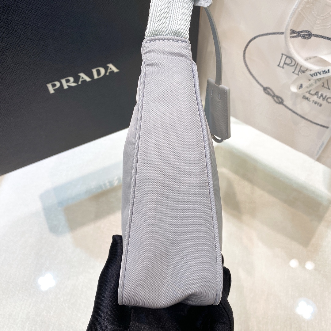 handbags prada Hobo 1NE515 Re-edition 2000 Size:22*17*6 - vstockx