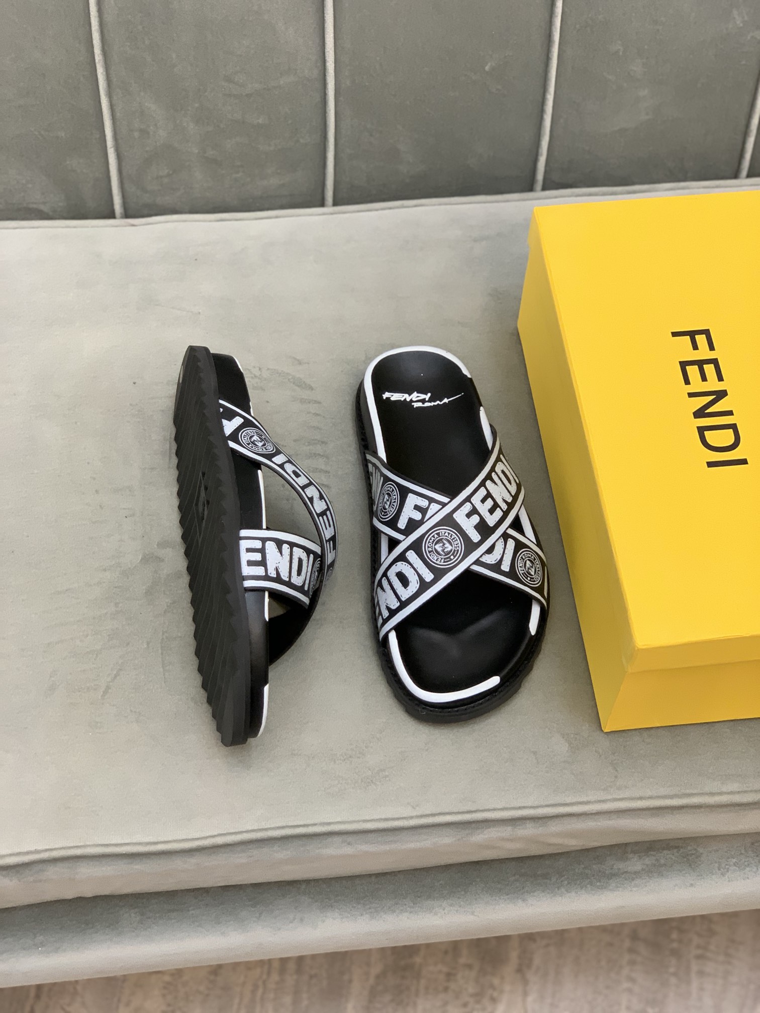 Fendi Slides 4 - vstockx