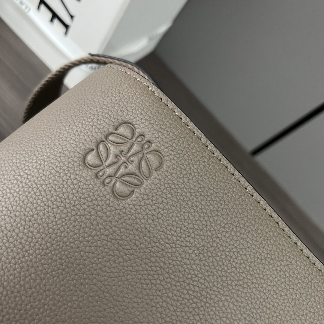 Handbags LOEWE 11360 size:33X25X10 cm - vstockx