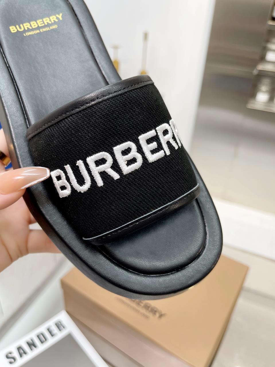 BURBERRY Buckingham Slides WOMEN 1 - vstockx