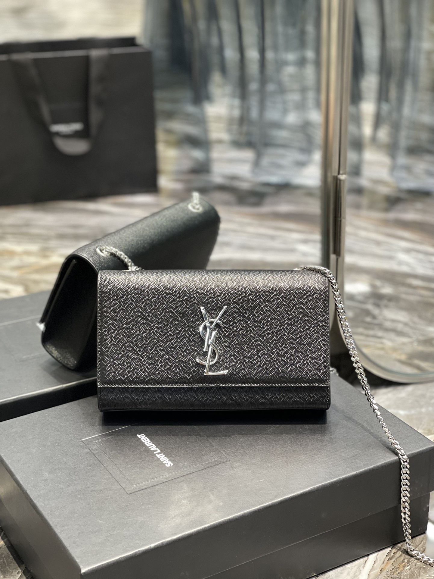 Handbags SAINT LAURENT 364021 size 24x14.5x5 cm - vstockx