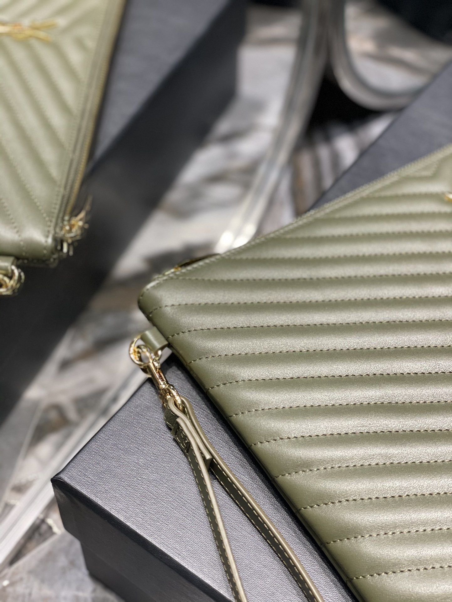 Handbags SAINT LAURENT 440222 size 36x24.5x2.5 cm - vstockx