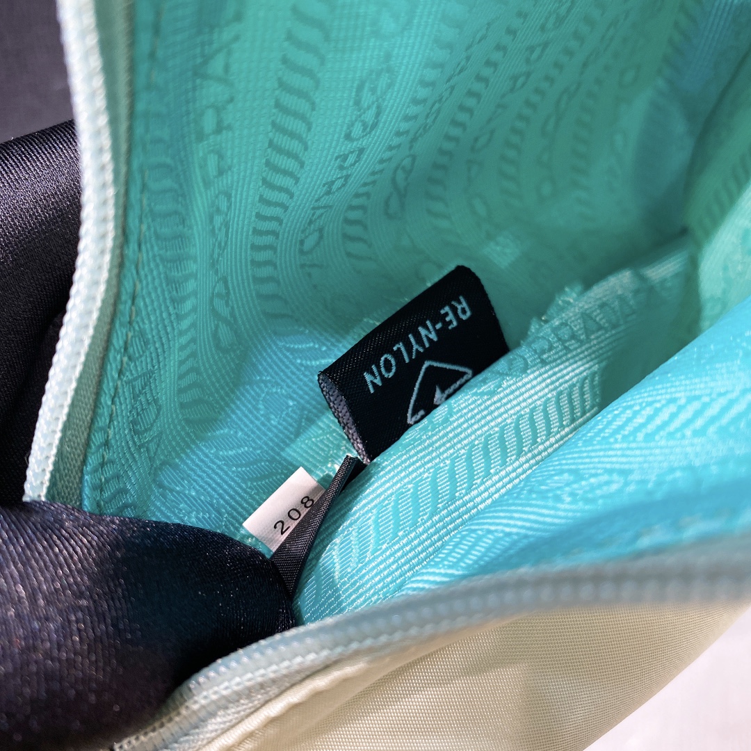 handbags prada Hobo 1NE515 Re-edition 2000 Size:22*17*6 - vstockx