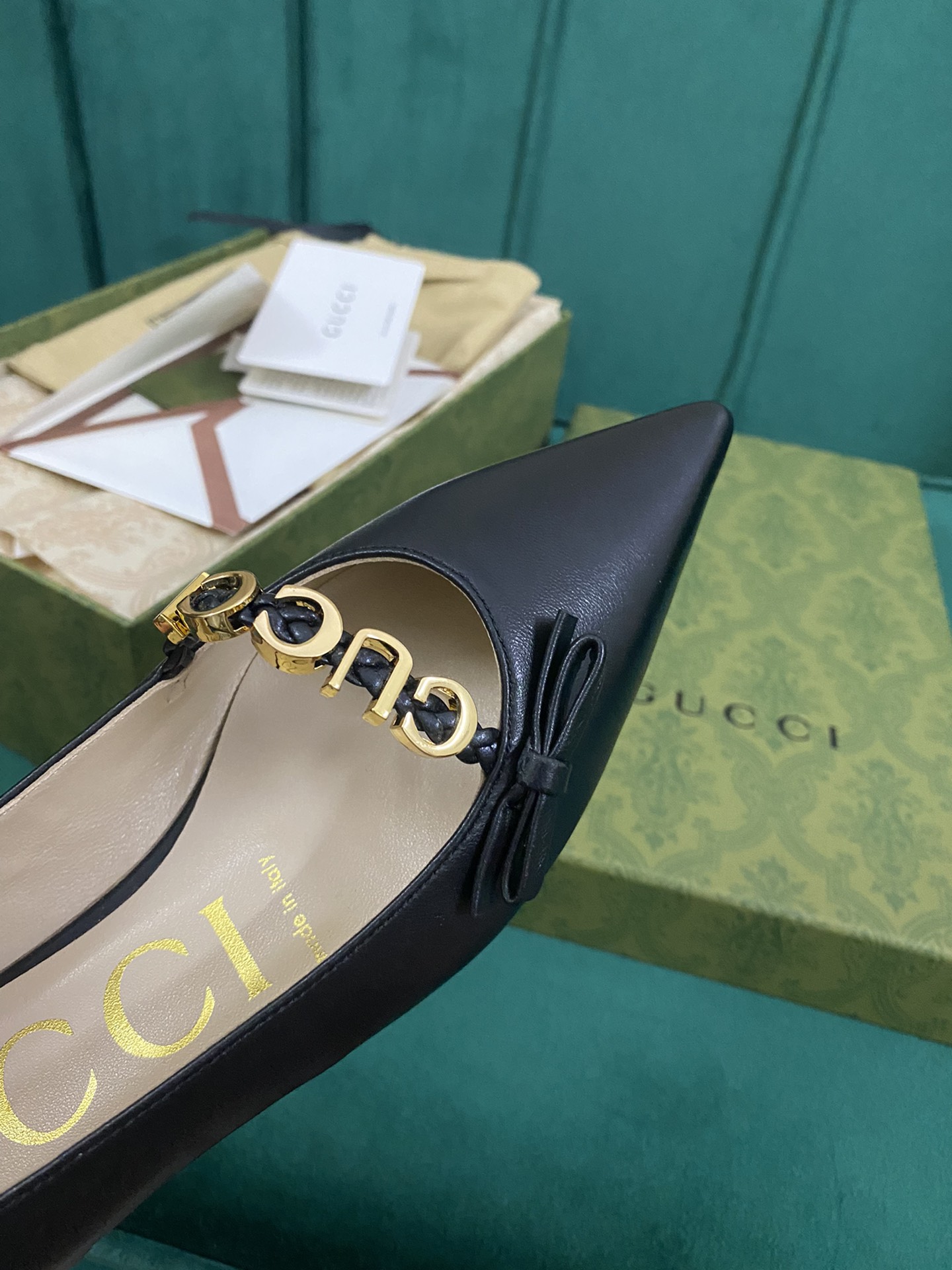 Gucci Women's pump with 'GUCCI' Women 10 - vstockx