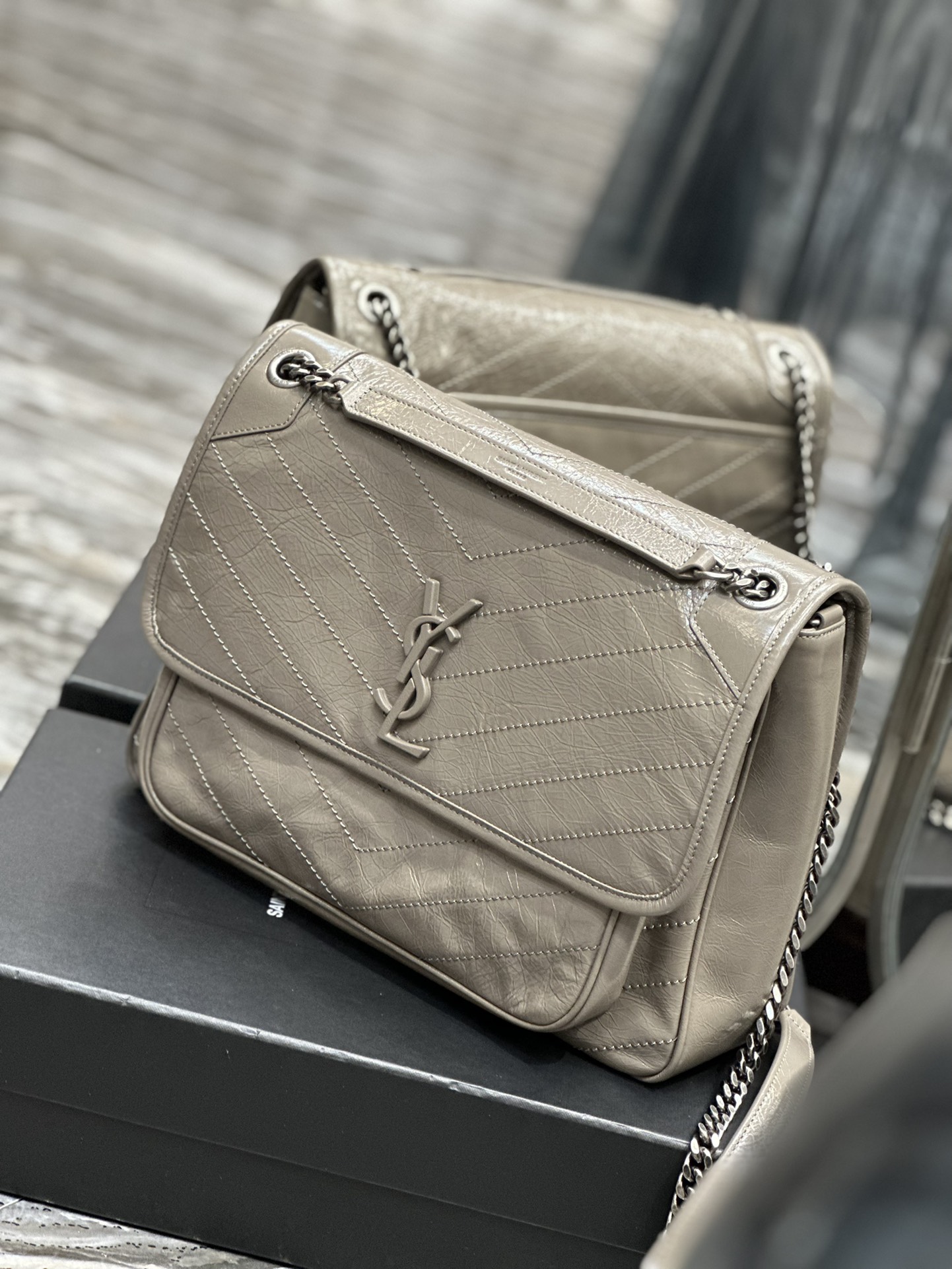 Handbags SAINT LAURENT 498830 size 32x23x9 CM - vstockx