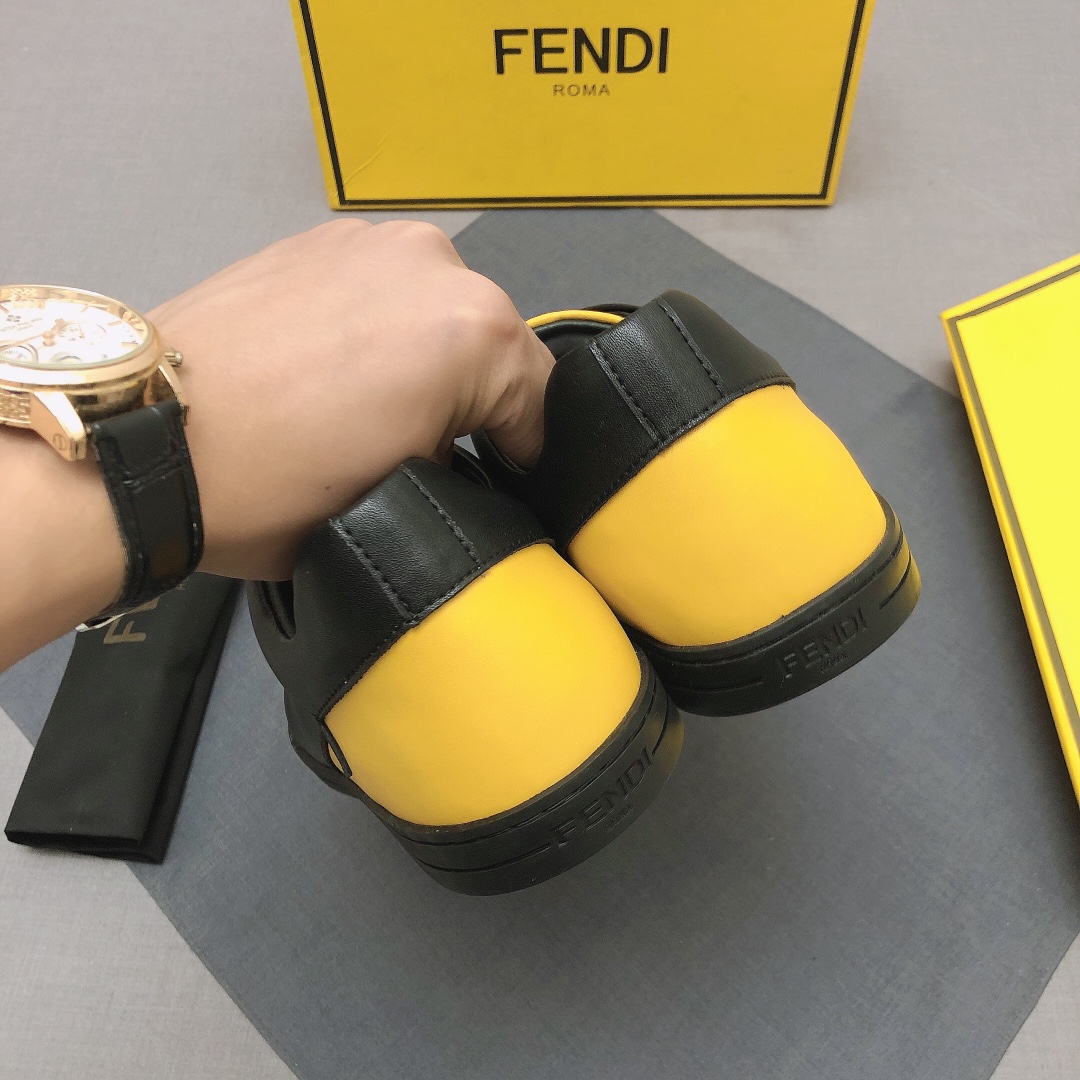 Fendi Low Top Sneakers 20 - vstockx