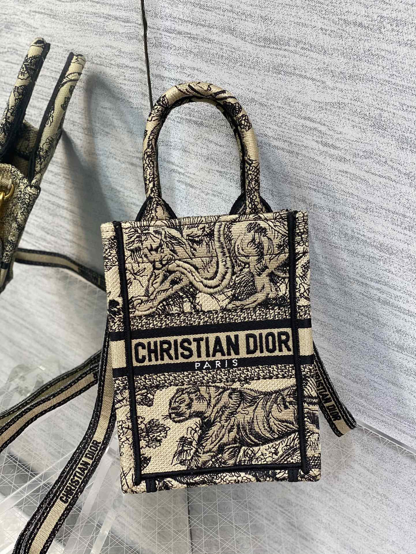 Handbag Dior size 13.5*5*18 cm - vstockx