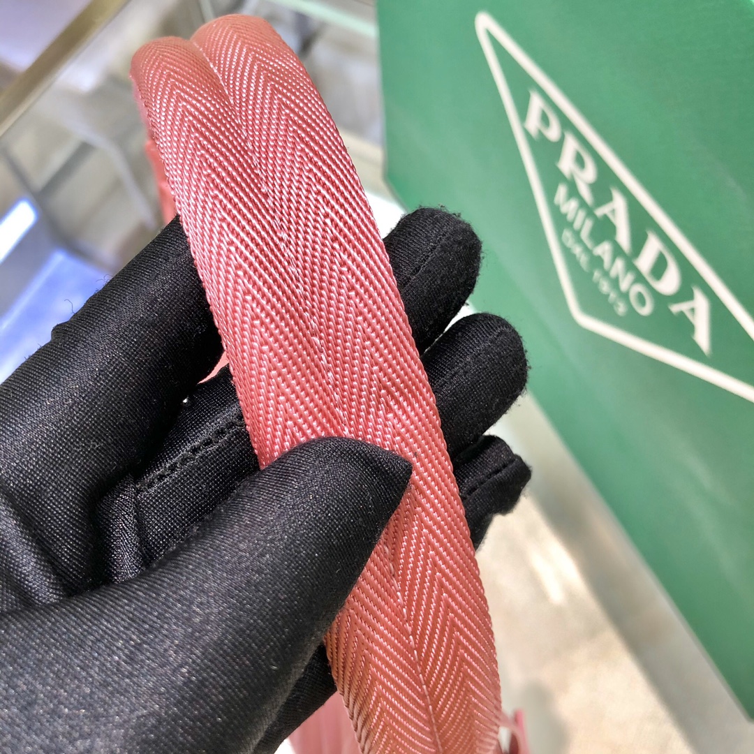 handbags prada Hobo 1NE515 Re-edition 2000 Size:22*17*6 - vstockx