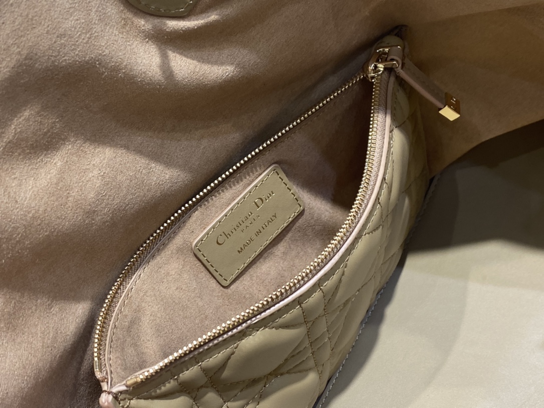 Handbags Dior 6233 size  37 cm - vstockx