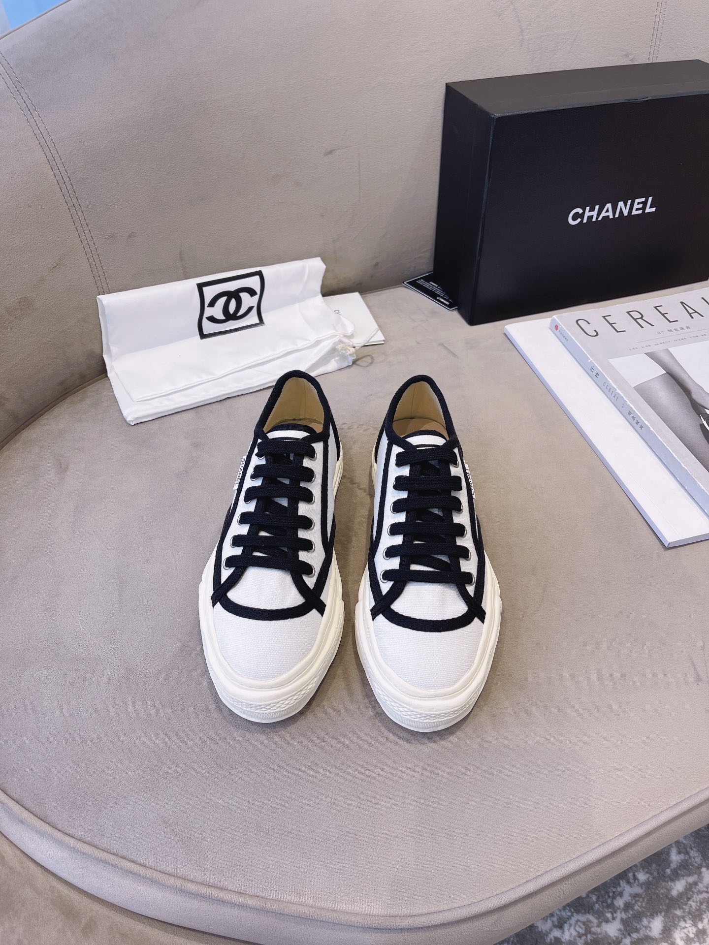 Chanel Flat canvas Sneaker 11 - vstockx