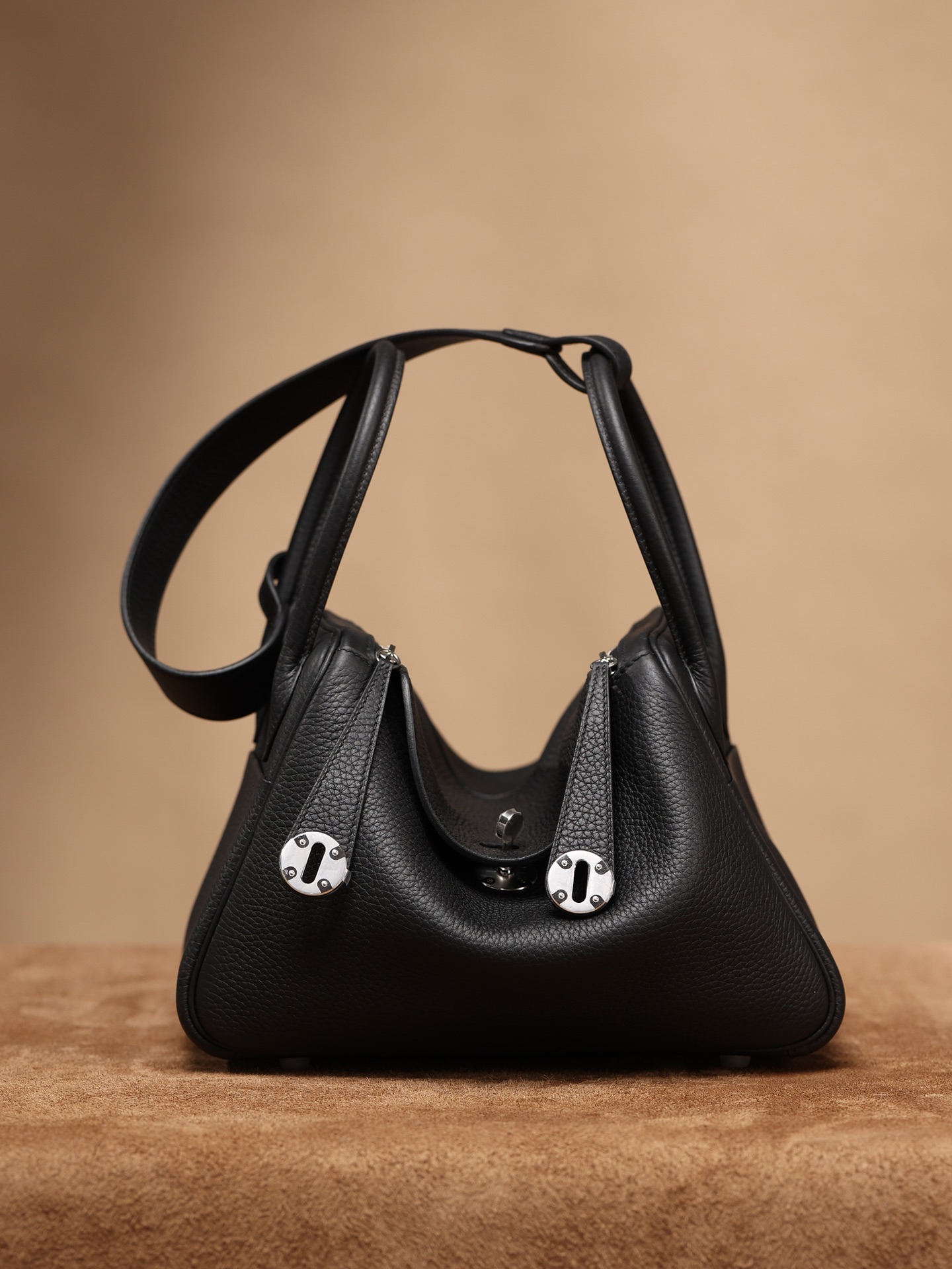 Handbags Hermes Lindy size:26x 18x14 cm - vstockx