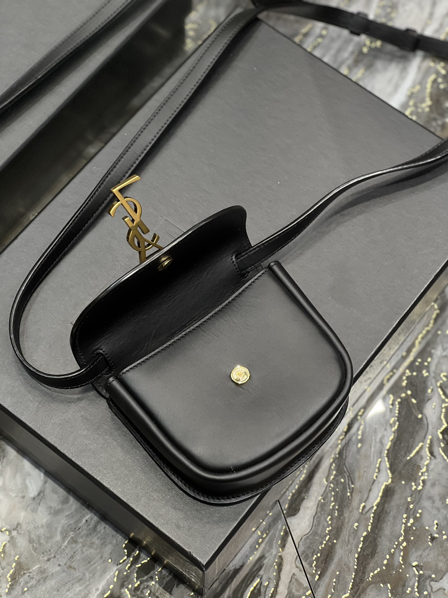 Handbags SAINT LAURENT 698567 size 15x14x4.5 cm - vstockx