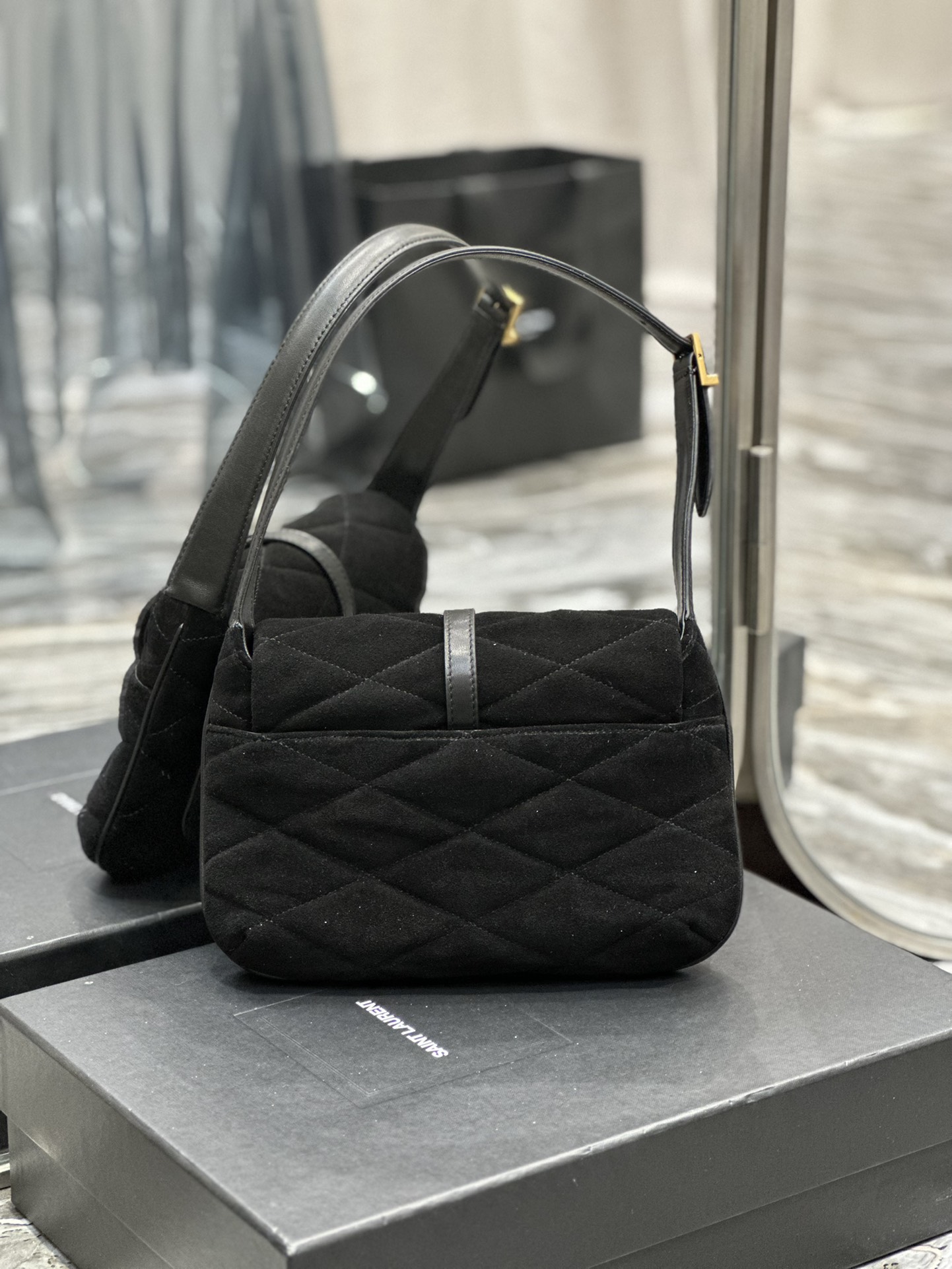 Handbags SAINT LAURENT 698567 size 24  18  5.5 cm - vstockx