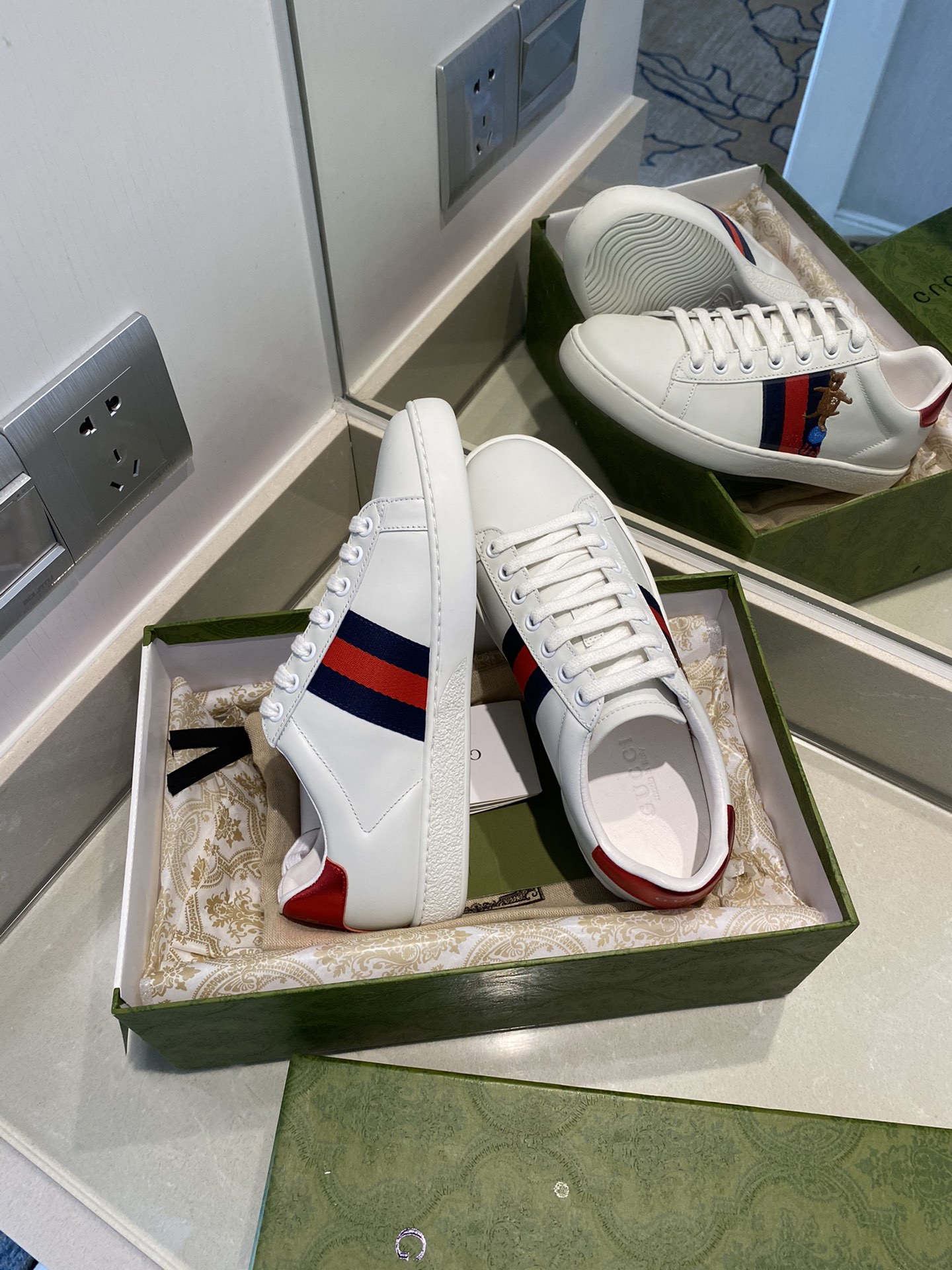 Gucci Women's Ace sneaker with bee sneaker 4 - vstockx