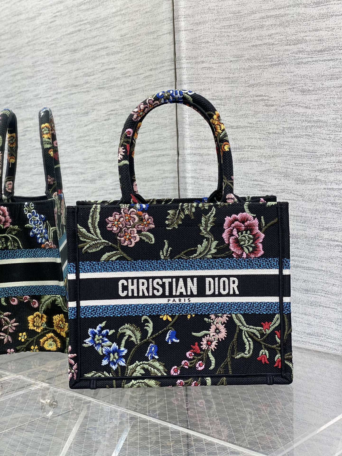 Handbag Dior size 26*8*22 cm - vstockx