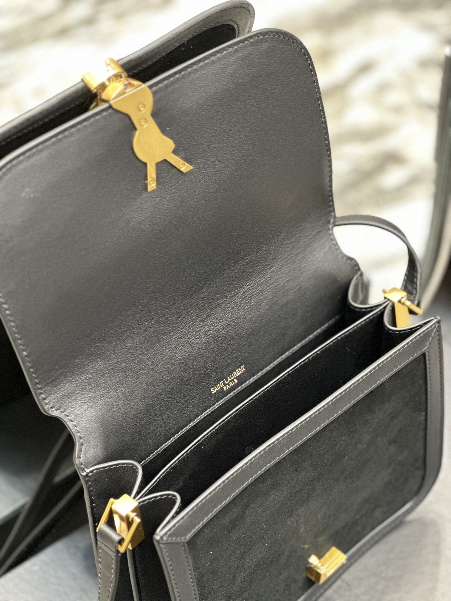 Handbags SAINT LAURENT 635025 size 22x18x5 cm - vstockx