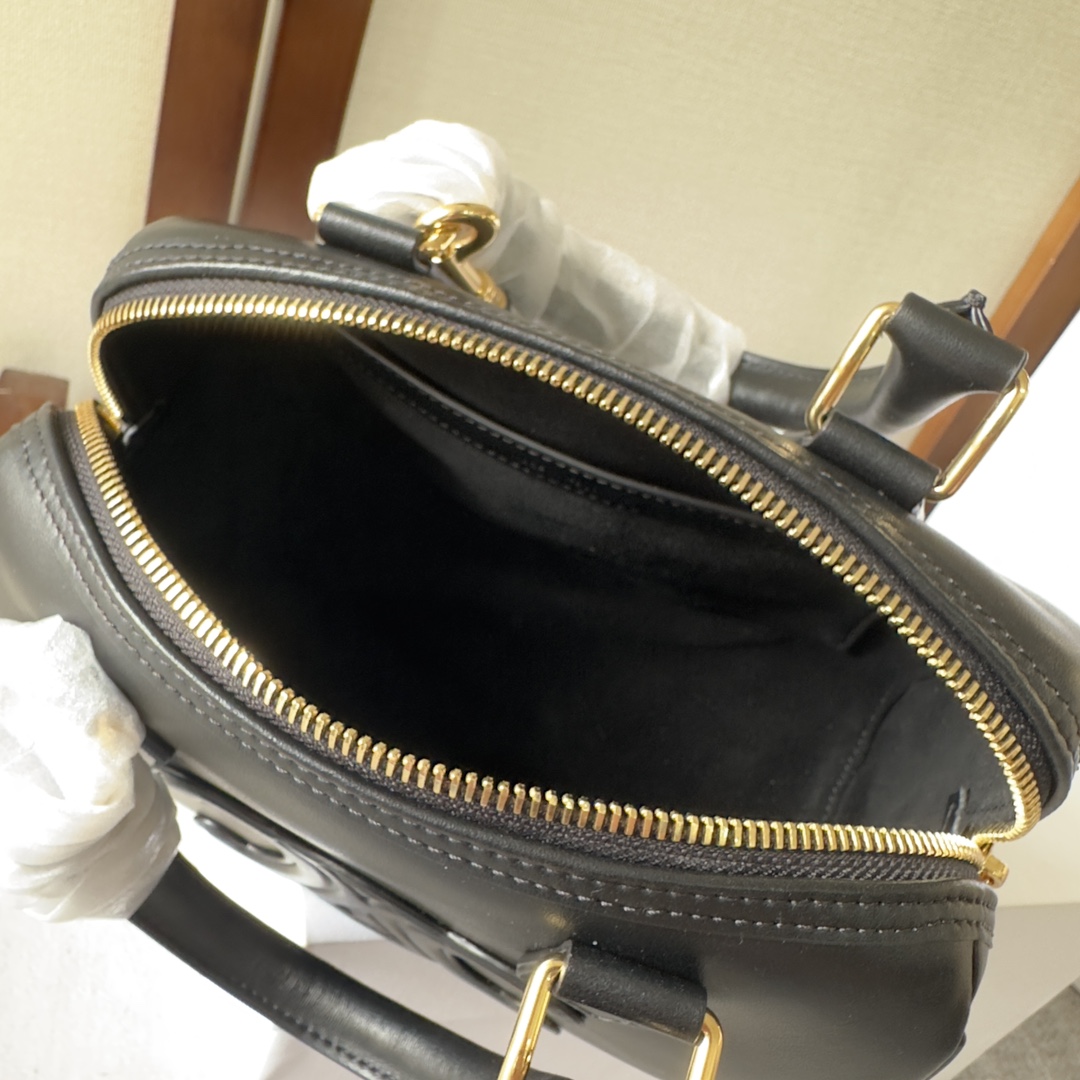 Handbags CELIN 197582 size: 19.5  14  7.5 cm - vstockx