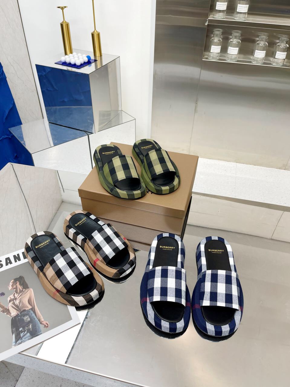BURBERRY Buckingham Slides WOMEN 1 - vstockx