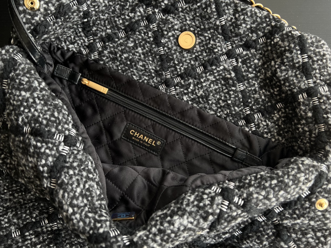 Handbag Chanel 3261 size 39cmx42cmx8 cm - vstockx