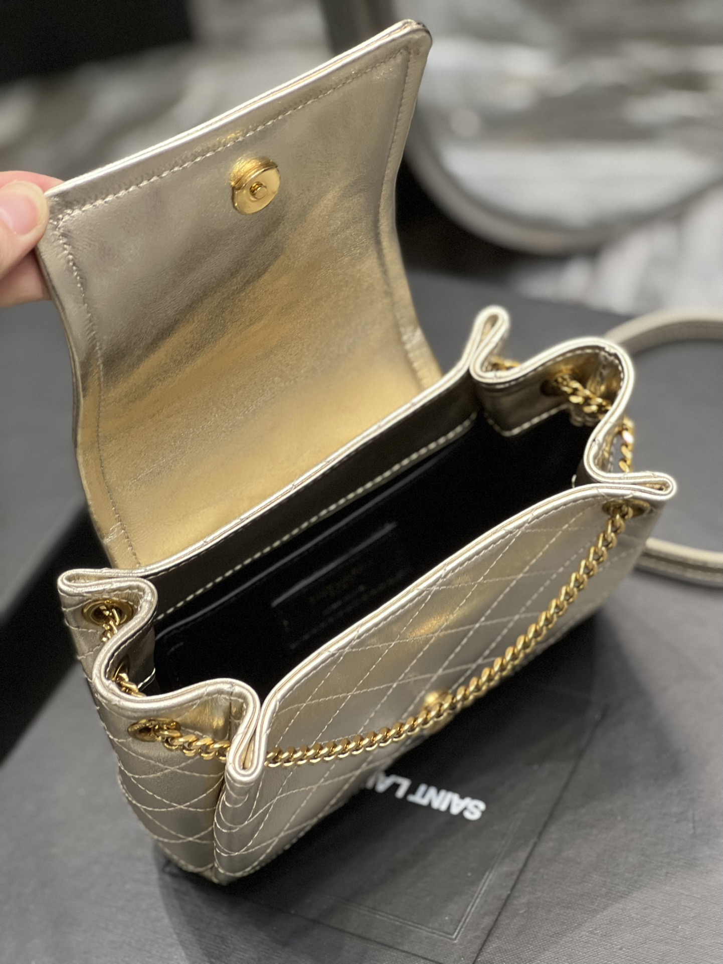 Handbags SAINT LAURENT 672738 size 18x13x6 cm - vstockx