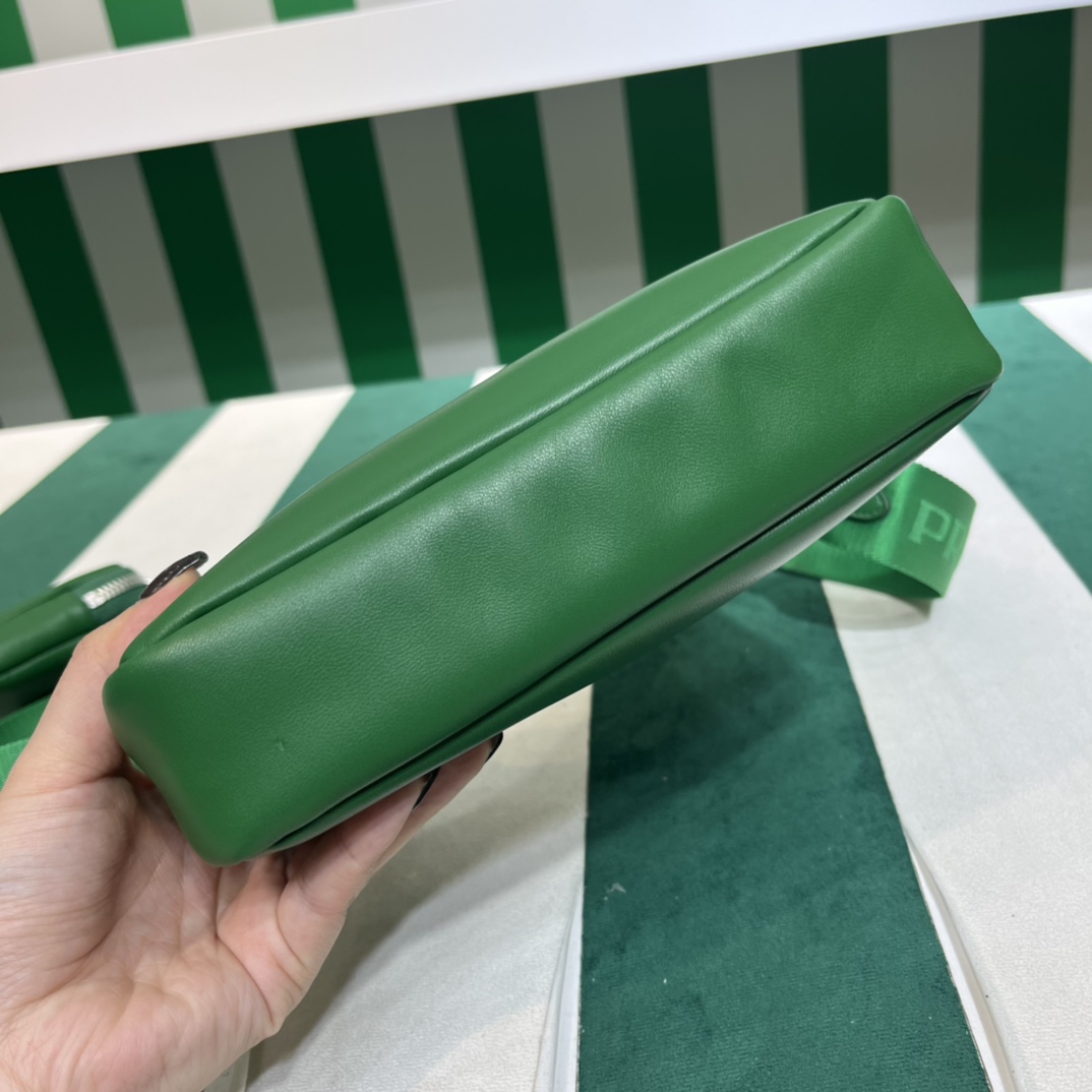 Handbags Prada 1BH240 size:22*12*6 cm - vstockx