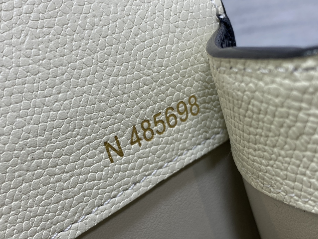 Handbag VALEXTRA size *'* - vstockx