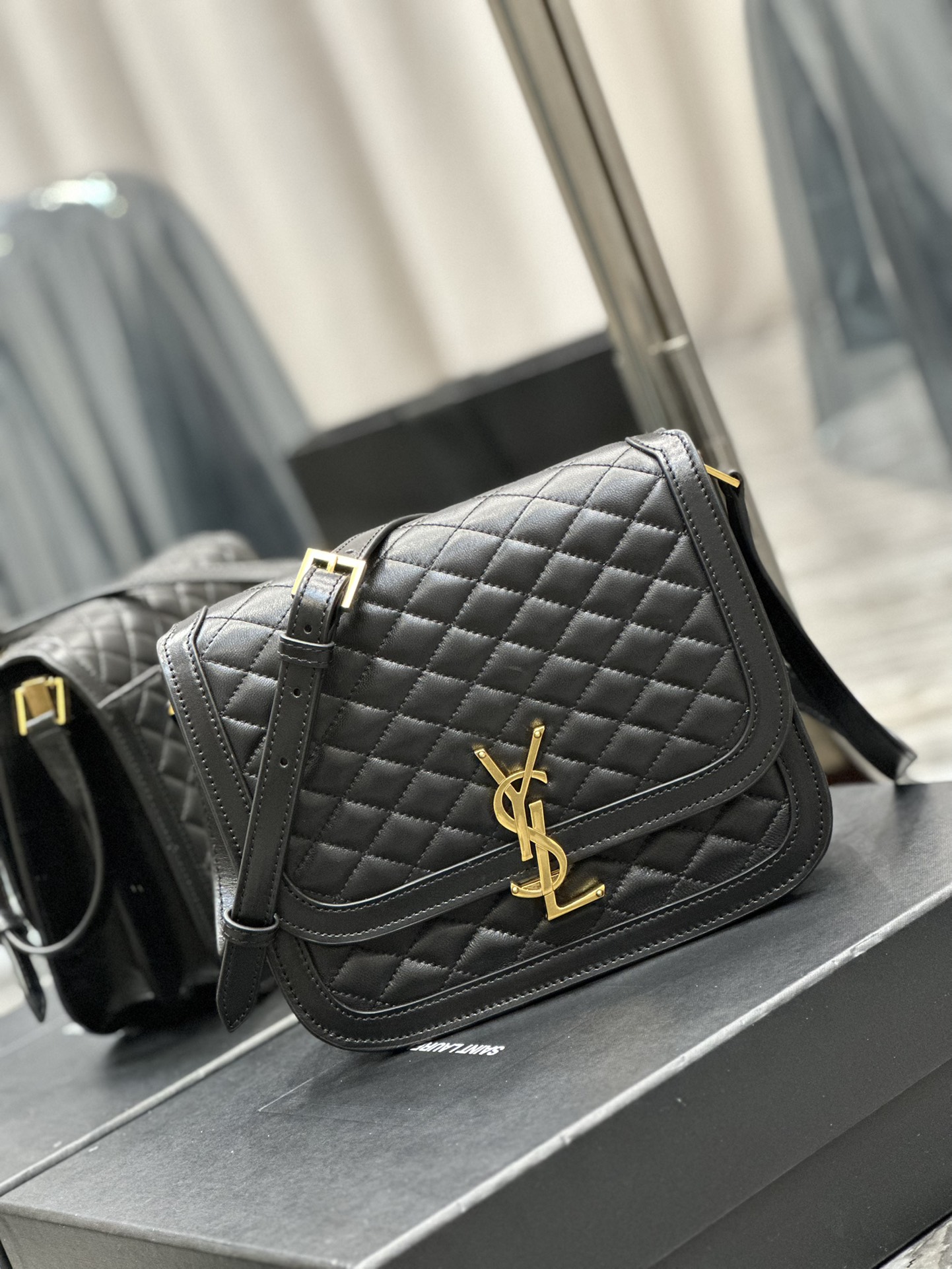 Handbags SAINT LAURENT 605026 size 22x18x5 cm - vstockx