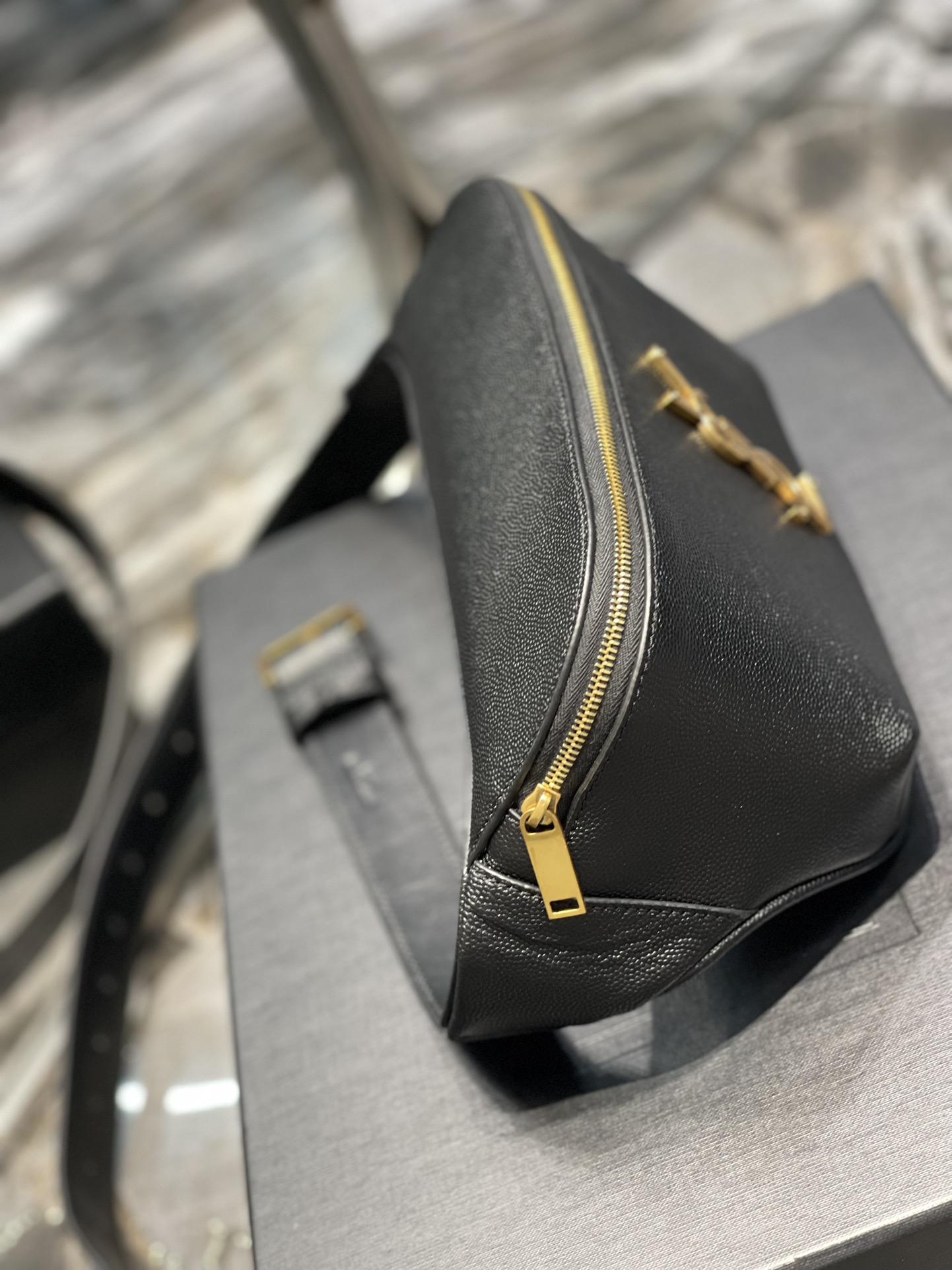 Handbags SAINT LAURENT 569737 size 25  14  3.5 cm - vstockx