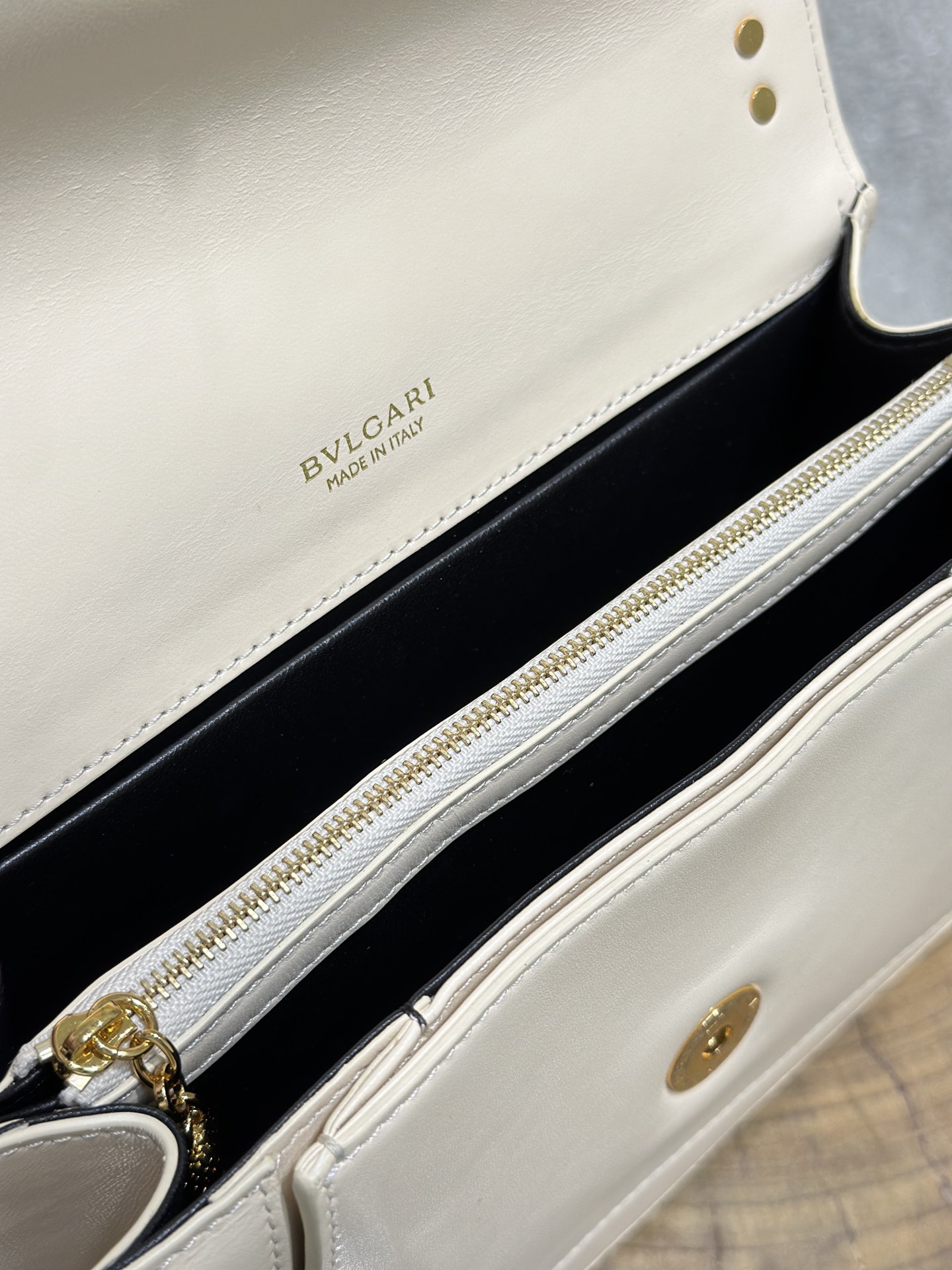 Handbags Bvlgari 290767 size:25*17*8 cm - vstockx