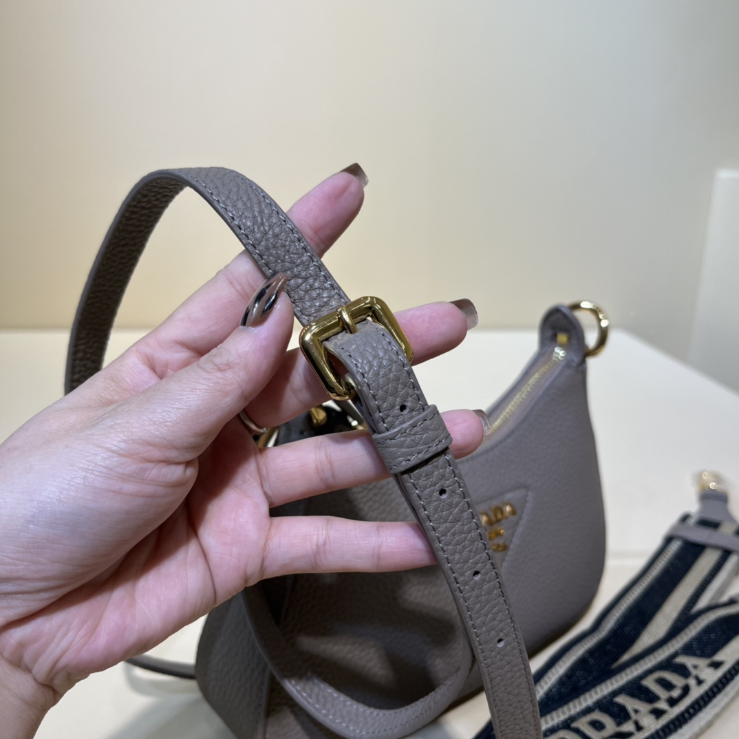 Handbags Prada 1BH193 size:24×18×6 cm - vstockx