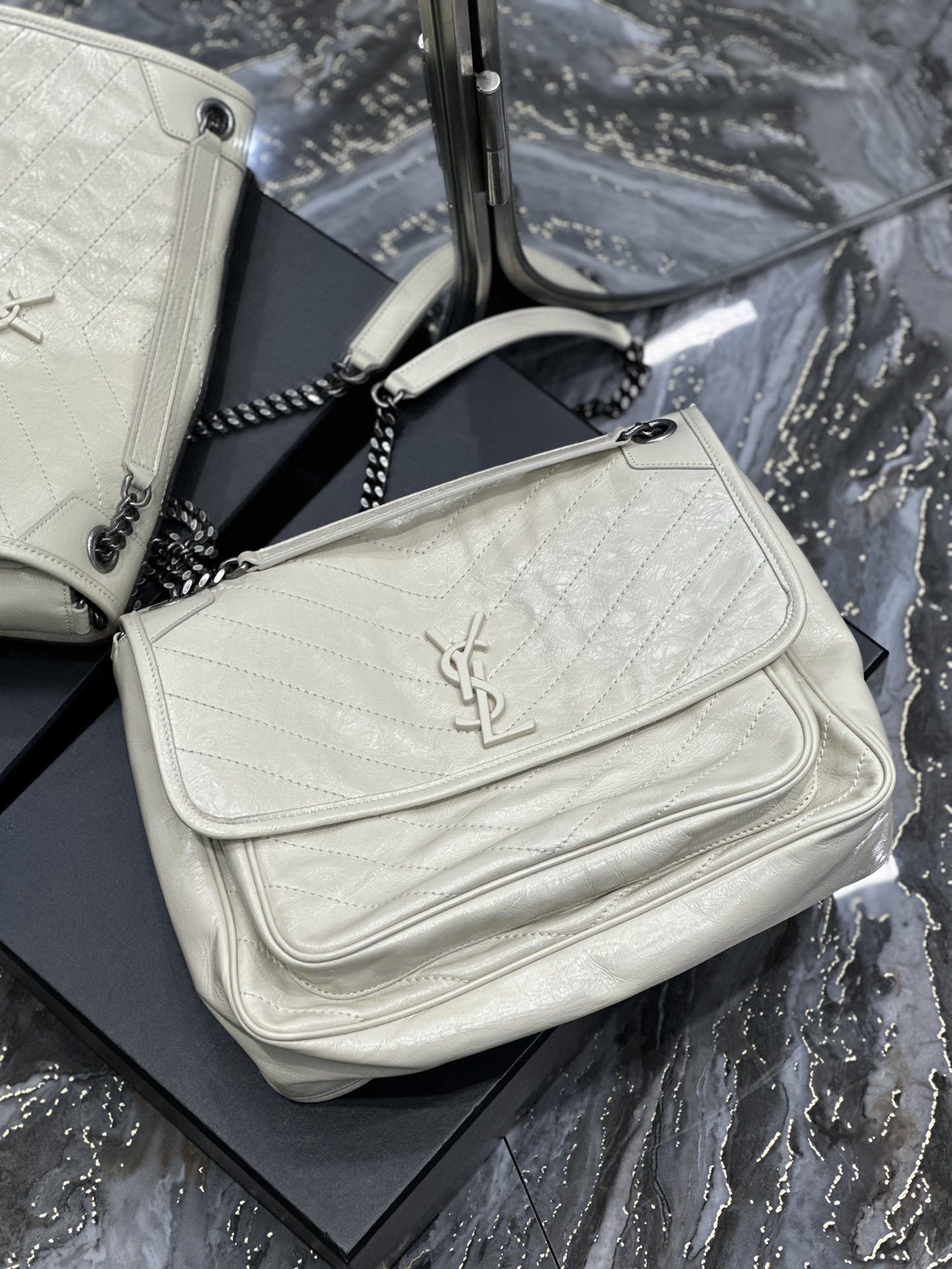 Handbags SAINT LAURENT 498830 size 32x23x9 CM - vstockx