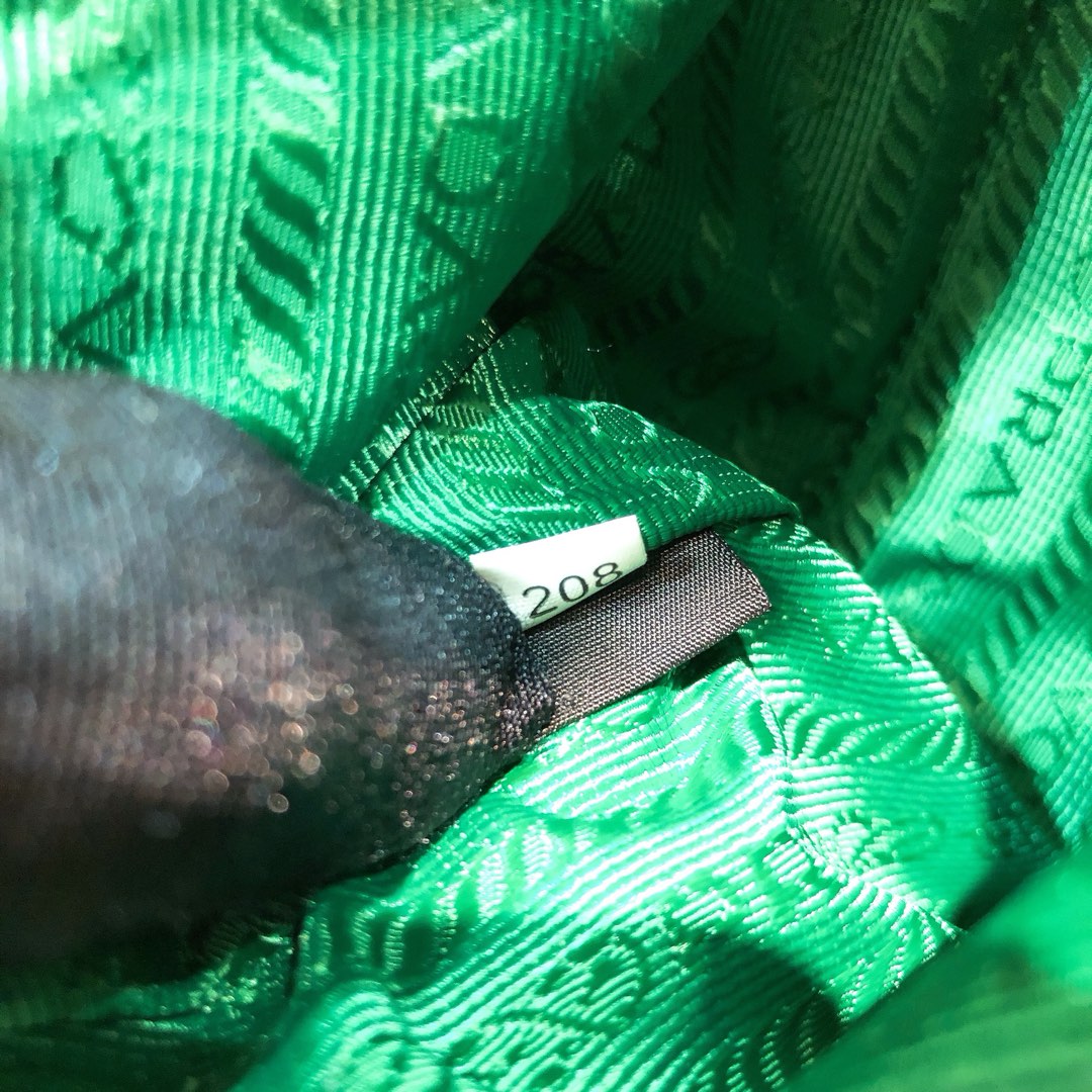 handbags prada Hobo 1NE515 Re-edition 2000 Size:22*17*6 - vstockx