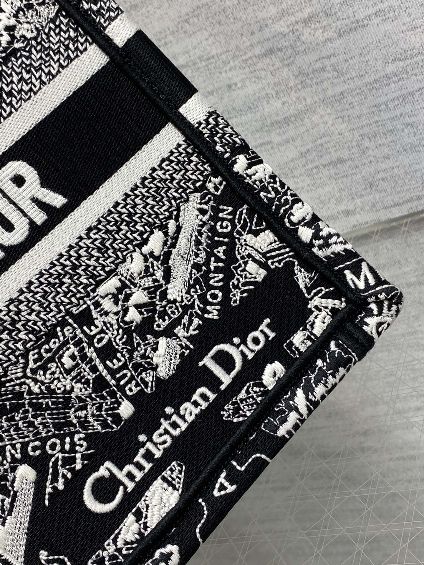 Handbag Dior size 26*8*22 cm - vstockx