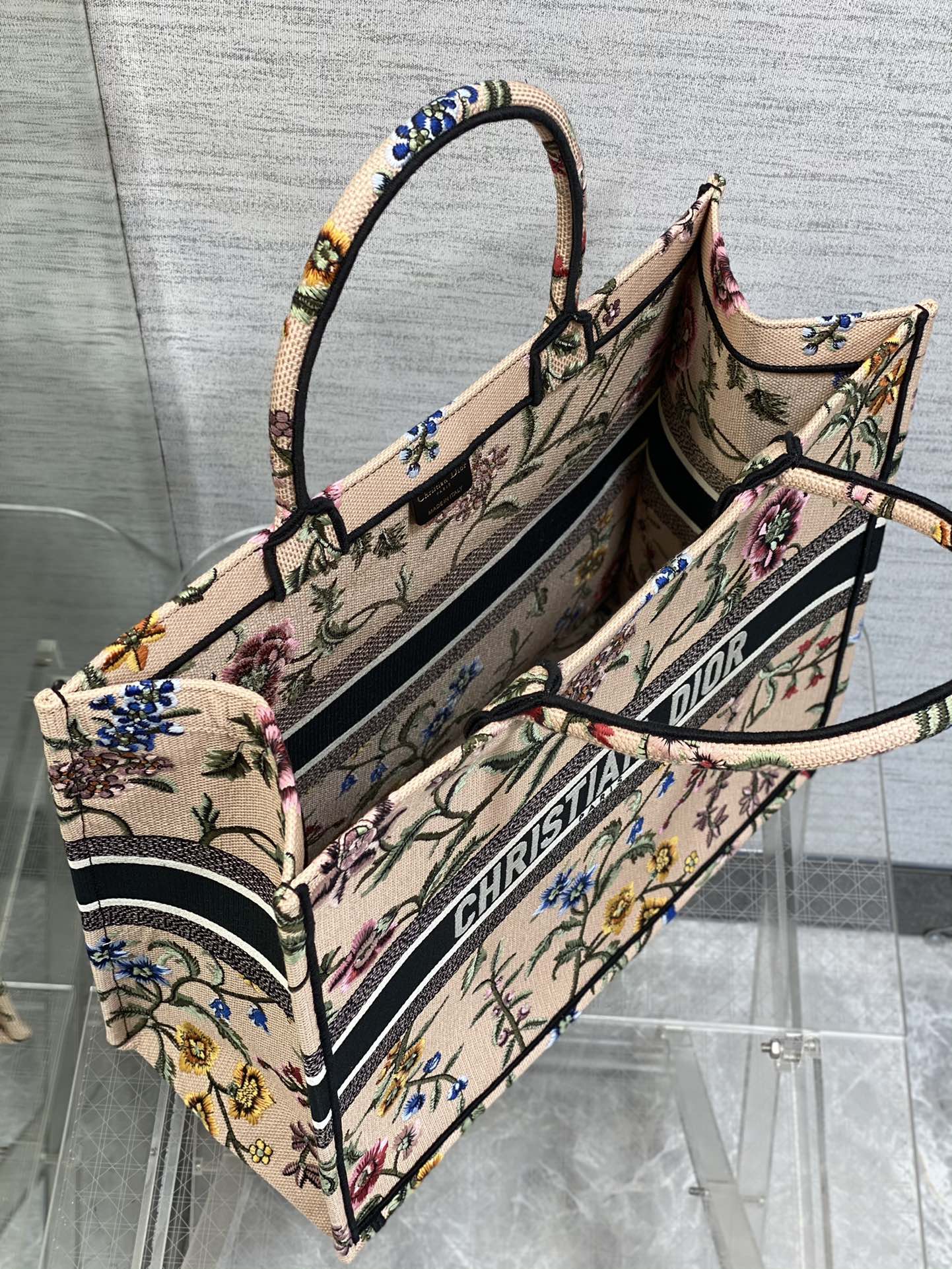 Handbag Dior size 42*18*35 cm - vstockx