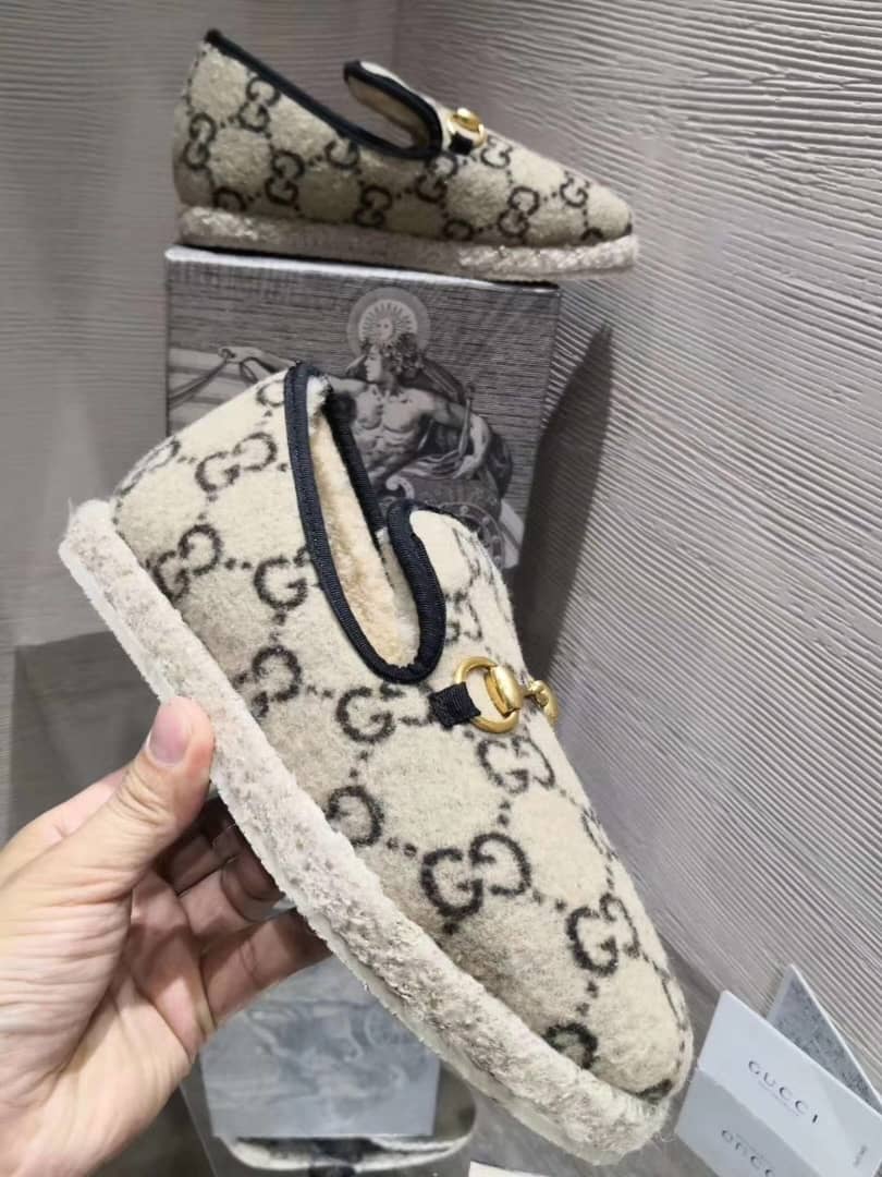 GUCCI Retro horses buckle loaf shoes beige - vstockx