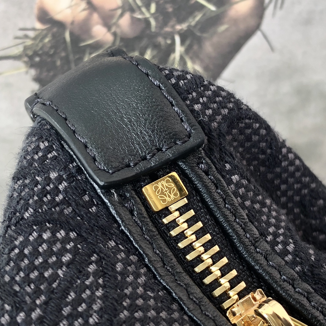 Handbags LOEWE  size:21-12-17 cm - vstockx