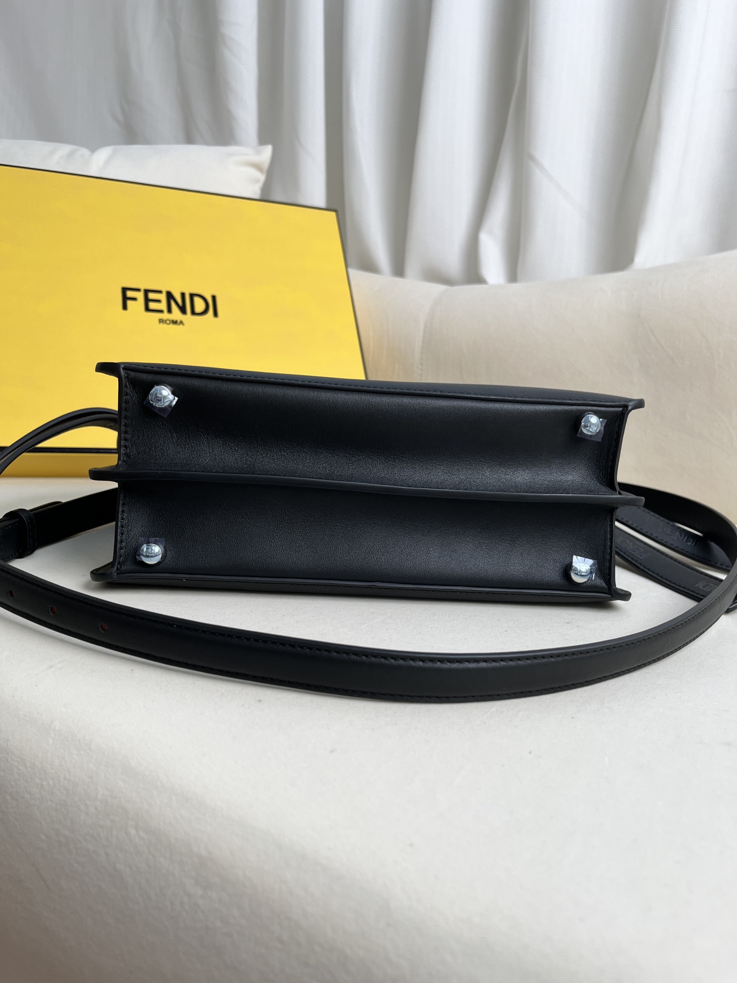 handbags FENDI 210 size:27*11*20cm - vstockx