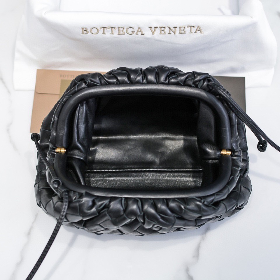 handbags Bottega Veneta The pouch size:23*13*8 - vstockx