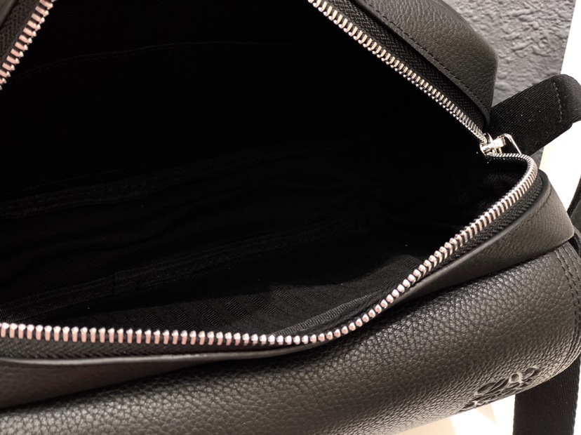 Handbags LOEWE ykk size:23x18x9 cm - vstockx