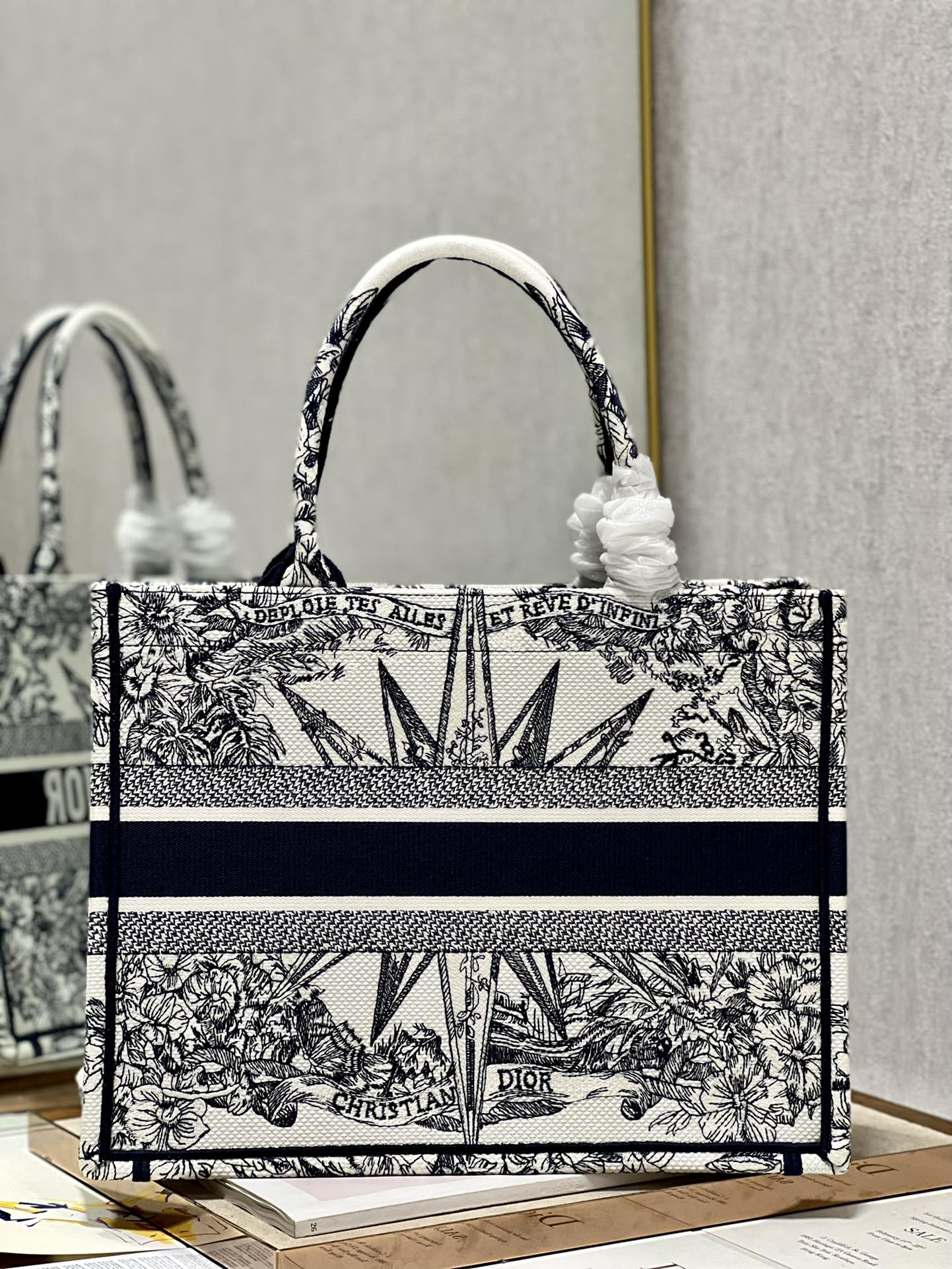 Handbag Dior 1286 size 36  28 cm - vstockx